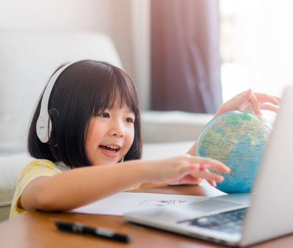 Miễn phí trọn bộ giáo trình Cambridge quốc tế cũng như tài khoản IXL trong suốt quá trình học.